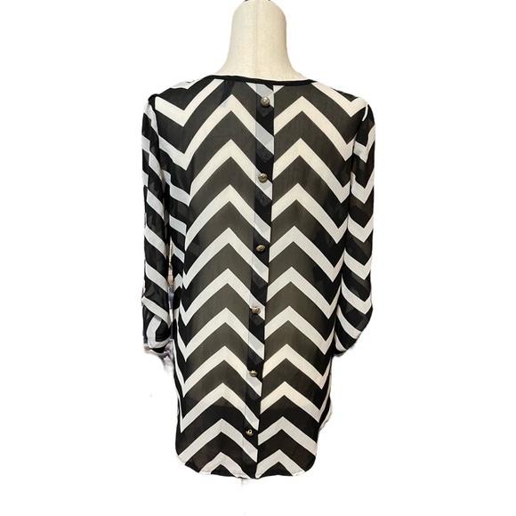 Black and White top 3/4 sleeve (sheer vibe) - Picture 2 of 4